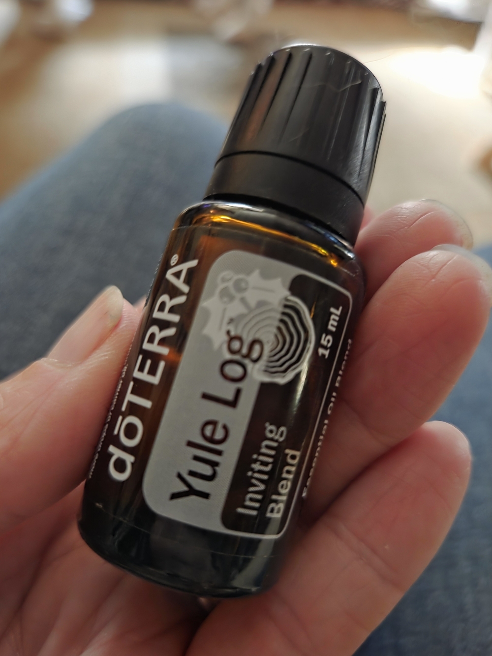 Doterra Yule Log Inviting Blend - amber and black